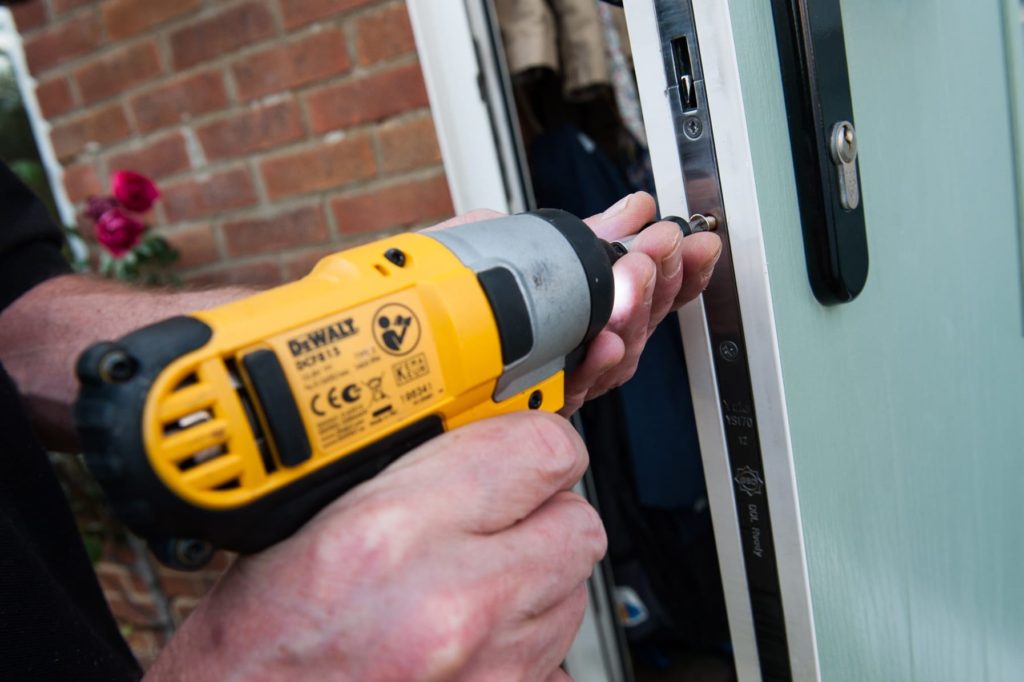 Установка накладных замков на входные двери с выездом в Тобольске